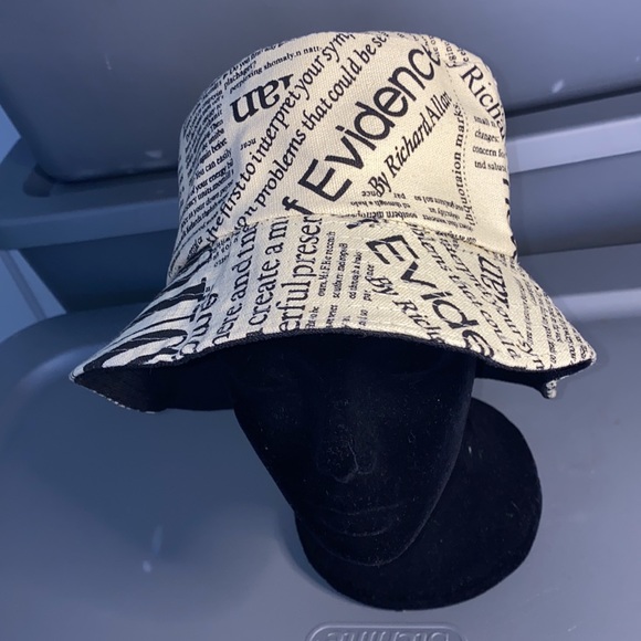 Newspaper bucket hat - Picture 2 of 5